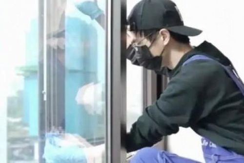 Thanh niên trai tráng bỏ văn phòng đi làm 'tạp vụ', thu nhập tăng gấp 2