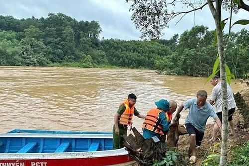 Hà Tĩnh: Bị nước lũ bủa vây, người đàn ông may mắn được cứu