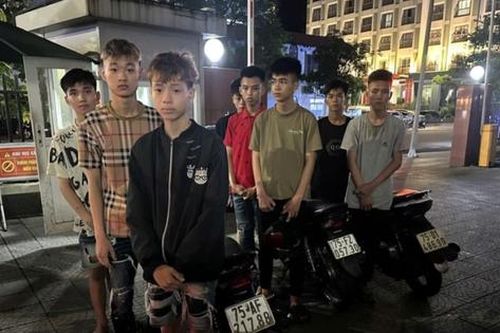 Tóm gọn 11 thanh thiếu niên mang dao, súng ná náo loạn đường phố trong đêm