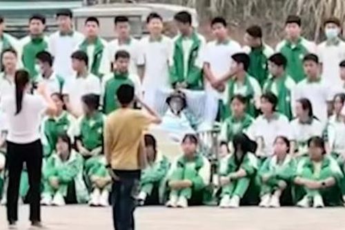 50 học sinh đi bộ hơn 2km đến bệnh viện để chụp ảnh tốt nghiệp cùng người bạn mắc ung thư
