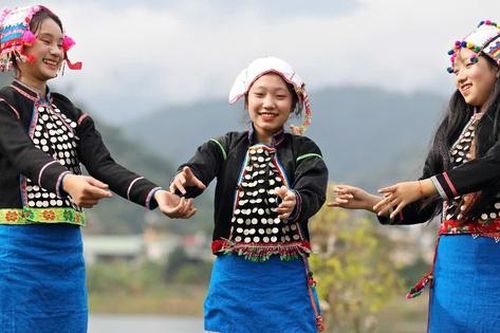 Thăm bản tái định cư của người Si La