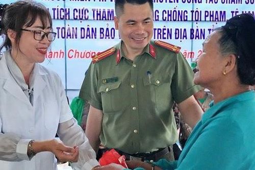 Khám bệnh, cấp phát thuốc miễn phí và tuyên truyền pháp luật cho người dân