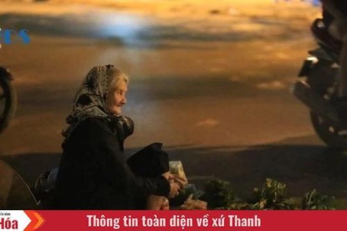 Bà cụ bán rau trong đêm