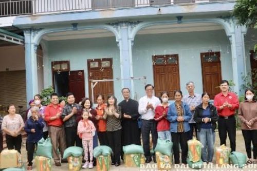 Trao tặng 300 suất quà cho hộ có hoàn cảnh khó khăn tại huyện Lộc Bình