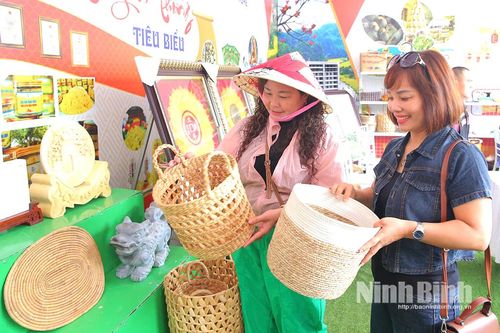 Sản phẩm thủ công mỹ nghệ Ninh Bình thu hút khách du lịch
