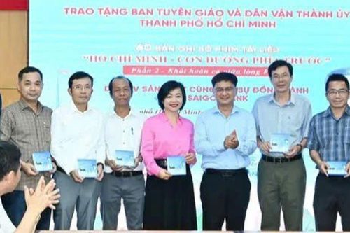 TP Hồ Chí Minh tiếp nhận bản ghi phần 2 phim tài liệu 'Hồ Chí Minh - Con đường phía trước'