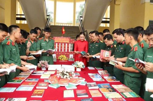Đọc sách - Bồi đắp phẩm chất người lính trong thời đại mới