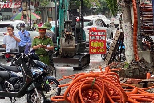 Ngang nhiên đưa máy xúc phá dỡ công trình đang thi công