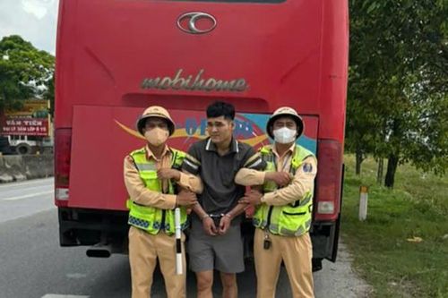 CSGT Nghệ An bắt đối tượng dùng dao khống chế nhân viên bán hàng để cướp