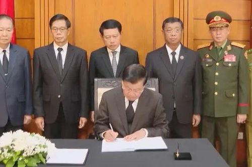 Lãnh đạo Đảng, Nhà nước Lào viếng nguyên Chủ tịch nước Trần Đức Lương