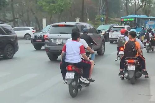 Phụ huynh vẫn quên đội mũ bảo hiểm cho trẻ nhỏ