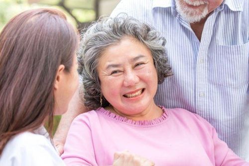 Người lạ giả làm con gái đến thăm mẹ già 88 tuổi suốt 6 tháng, thân phận thực sự khiến gia đình bất ngờ