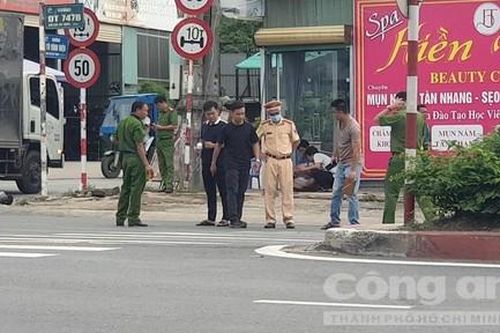 Bình Dương: Xe máy ngã vào gầm xe tải, nam thanh niên bị cán tử vong