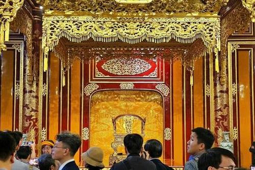 Cận cảnh ngai vua triều Nguyễn trong điện Thái Hòa trước khi bị kẻ 'loạn thần' phá hỏng