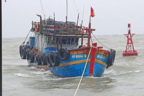 Tàu cá gặp nạn khi di chuyển tránh thời tiết xấu