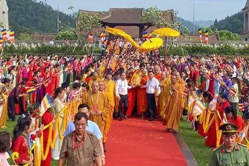 Hình ảnh xá lợi Đức Phật được cung rước về Cung Trúc Lâm Yên Tử