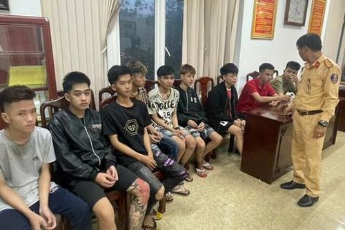 Nhóm thanh thiếu niên mang theo dao, súng ná cao su 'diễu phố'