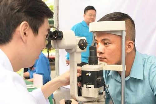 Hơn 1.000 thanh niên công nhân Nghệ An được khám bệnh, phát thuốc miễn phí
