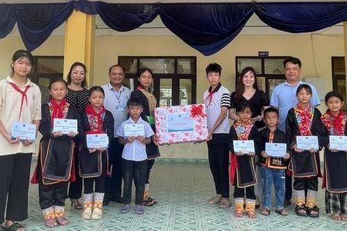 Trao học bổng, thăm hỏi, tặng quà cho hàng nghìn trẻ em có hoàn cảnh khó khăn