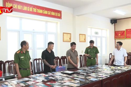 Bắt băng nhóm 'hai ngón' ở lễ hội và sân bóng, thu hơn 300 chiếc điện thoại