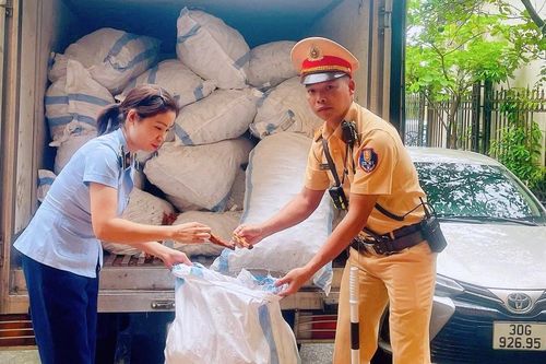 Hà Nội: Phát hiện, thu giữ hơn 1,4 tấn chân gà không rõ nguồn gốc