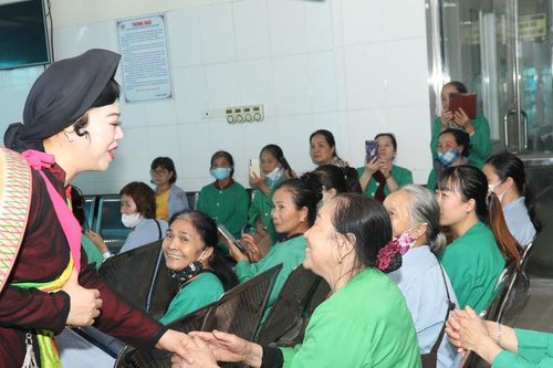 Mang âm nhạc đổi lấy nụ cười của bệnh nhân