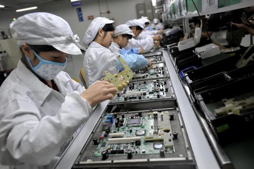 'Những con ốc vít' chặn đường iPhone trở về Mỹ