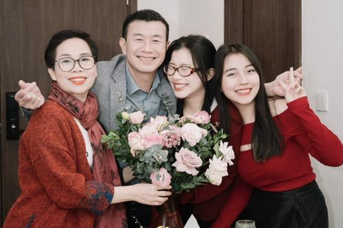 Thấy gì khi gia đình TikToker sụp đổ hình tượng sau vụ 'đòi tai nghe'?