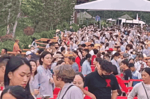 Cảnh xếp hàng như mắc cửi tại chùa Yên Tử ngày chiêm bái xá lợi Phật