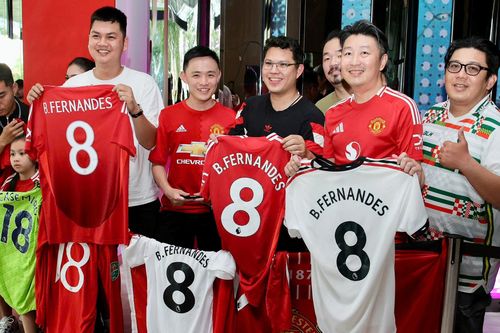 MU tới Malaysia muộn, fan chờ 3 tiếng