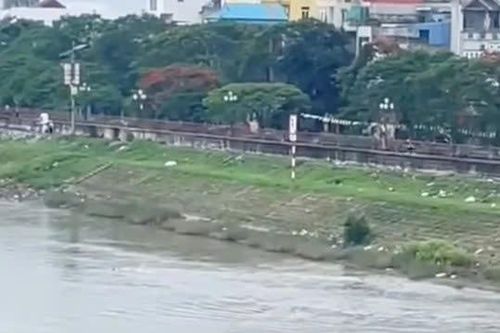 Khoảnh khắc cô giáo ở Nam Định cứu nữ sinh nhảy cầu