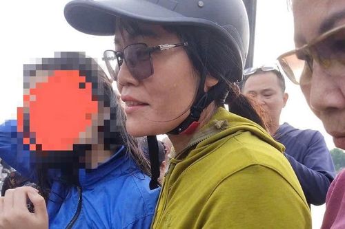 Khen thưởng cô giáo lao xuống dòng nước xiết cứu nữ sinh nhảy cầu