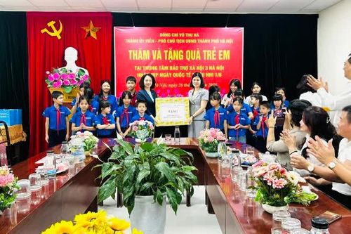 Phó Chủ tịch UBND TP Hà Nội Vũ Thu Hà thăm và tặng quà trẻ em tại Trung tâm Bảo trợ xã hội 3