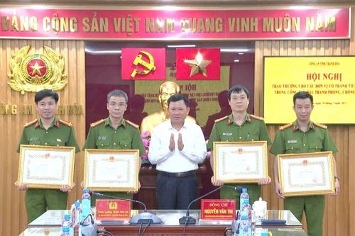 Khen thưởng tập thể, cá nhân có thành tích trong đấu tranh phòng, chống tội phạm