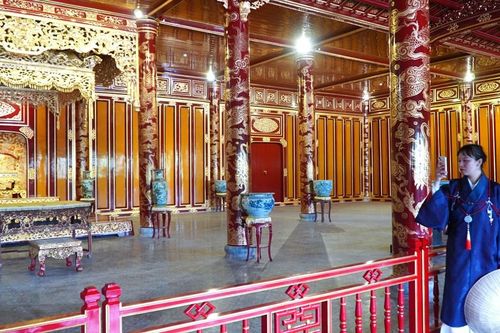 Điện Thái Hòa vẫn hút khách đến chiêm ngưỡng bản phục chế ngai vàng triều Nguyễn