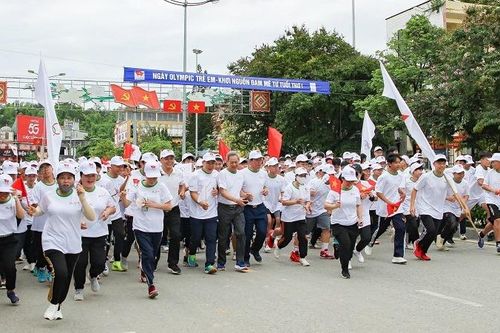 Hơn 1.200 vận động viên cùng chạy trên con đường mang tên Đại tướng Võ Nguyên Giáp tại Điện Biên