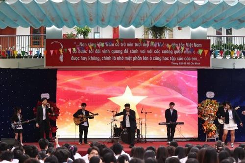 Kết nạp vào Đảng những học sinh ưu tú