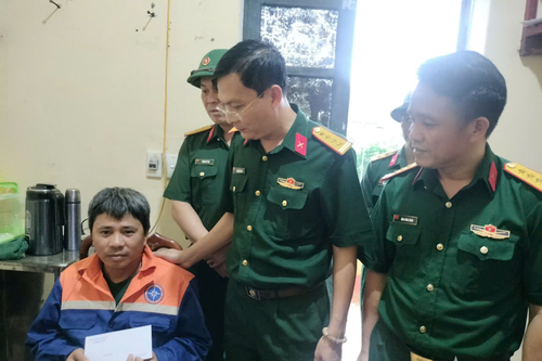 Thăm hỏi, tặng quà động viên thuyền viên trong vụ chìm tàu tại Hà Tĩnh