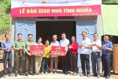 Phòng An ninh Kinh tế Công an tỉnh Đắk Nông phối hợp trao tặng nhà tình nghĩa cho gia đình có hoàn cảnh đặc biệt khó khăn