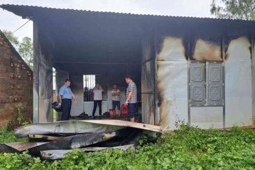 'Thiên Lôi' thiêu rụi nhà dân