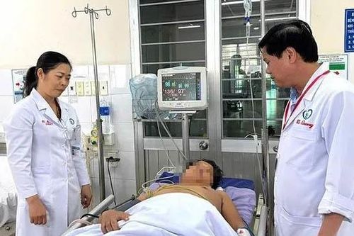 Mâu thuẫn khi nhậu, dùng súng bắn bạn trọng thương rồi bỏ trốn