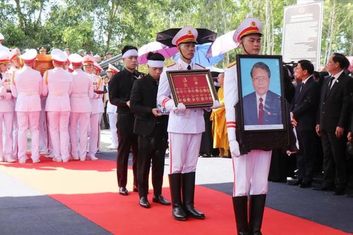 Tiễn biệt nguyên Chủ tịch nước Trần Đức Lương về nơi an nghỉ cuối cùng