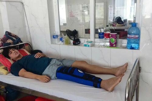 Nam sinh mồ côi bị tai nạn cần được giúp đỡ