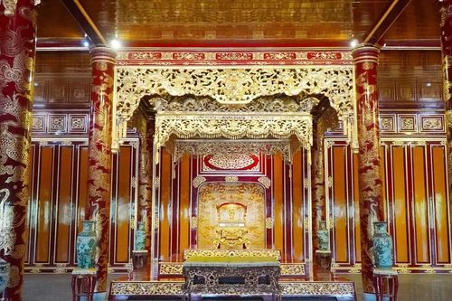 Đưa ngai vàng phục chế vào phục vụ khách tham quan điện Thái Hòa