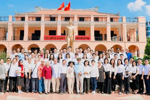 Đoàn văn nghệ sĩ TPHCM 'Theo dấu chân cuộc Tổng tiến công và nổi dậy mùa Xuân năm 1975'