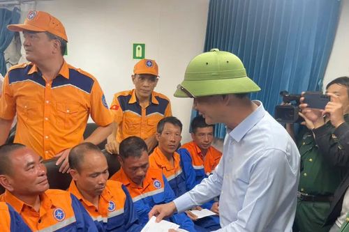 Lãnh đạo tỉnh Hà Tĩnh thăm hỏi, động viên thuyền viên tàu bị chìm trên biển