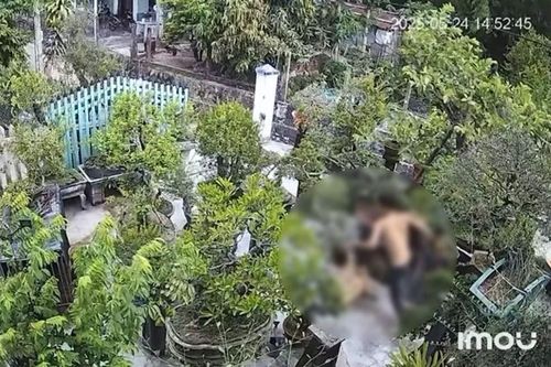 Chồng đánh đập dã man mặc cho vợ van xin trong sân vườn