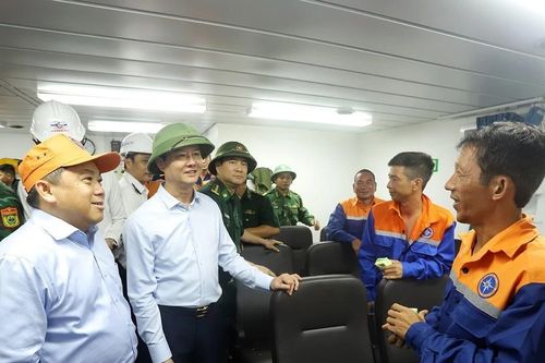 Đưa 10 thuyền viên tàu Công Thành 07 vào bờ an toàn