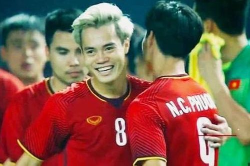 Văn Toàn nhận món quà đặc biệt từ Công Phượng