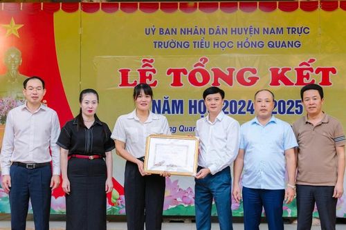 Khen thưởng cô giáo Nam Định dũng cảm nhảy sông cứu người